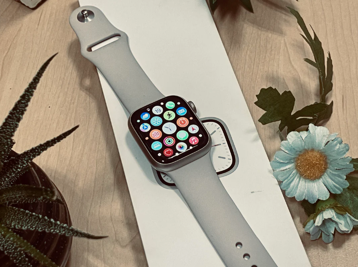 Apple Watch Series 7 (41mm, Starlight Aluminium Case with Starlight Sports Band, GPS + Cell) - Pre Owned / Limited Apple Warranty