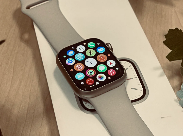 Apple Watch Series 7 (41mm, Starlight Aluminium Case with Starlight Sports Band, GPS + Cell) - Pre Owned / Limited Apple Warranty