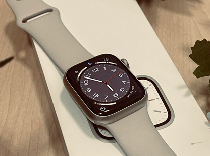 Apple Watch Series 7 (41mm, Starlight Aluminium Case with Starlight Sports Band, GPS + Cell) - Pre Owned / Limited Apple Warranty